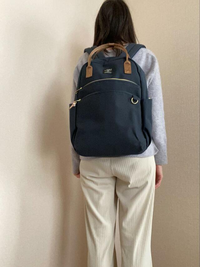【anello MART リュック】大きすぎないので背負ったときのシルエットがすっきり。重さは約400gと軽量なのも嬉しい！