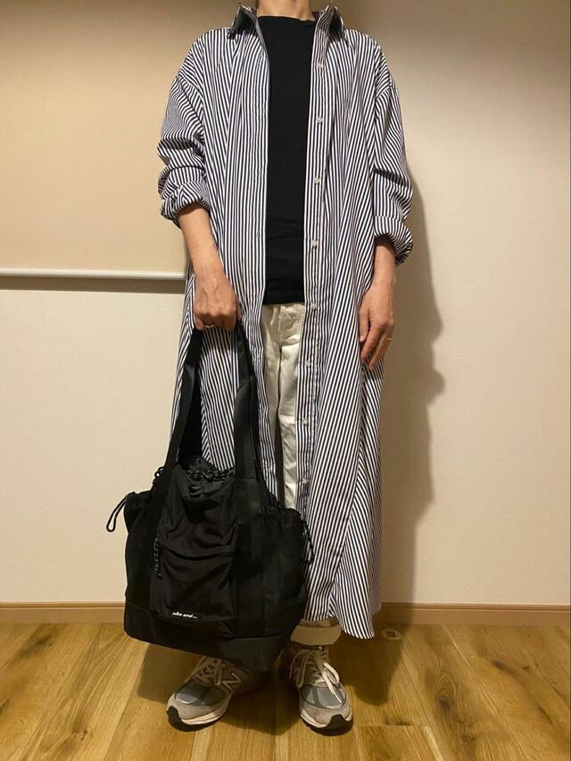 【coca　ストライプボリュームシャツワンピース】フロントオープン仕様なので、前を開けて羽織ってもOK。着回しやすいです♪