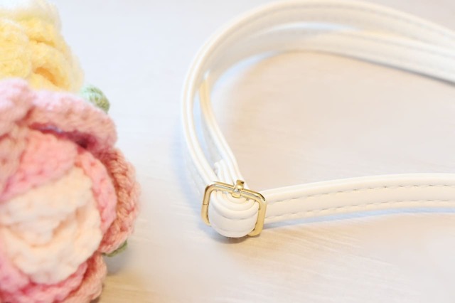 【「miffy いちごチャームの2WAYポーチ＆ショルダーバッグ BOOK」（宝島社）】ショルダーストラップは長さの調節が可能