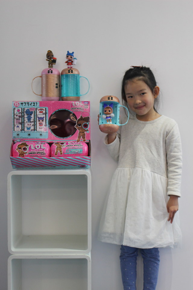 お気に入りのトイを手にニッコリ！