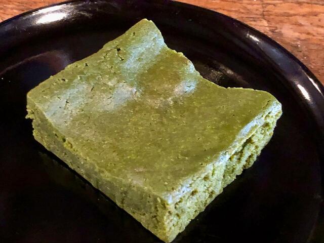 【ファミリーマート濃い抹茶のガトーショコラ】しっとり焼き上げた生地が美味しそうですね