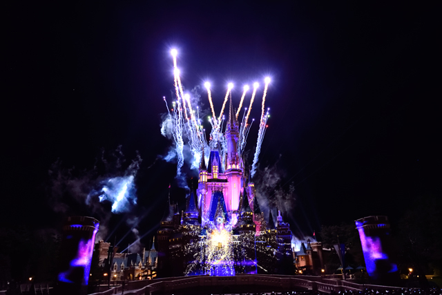 ０２：「ワンス・アポン・ア・タイム」冒頭のパイロ（花火）シーン ©Disney