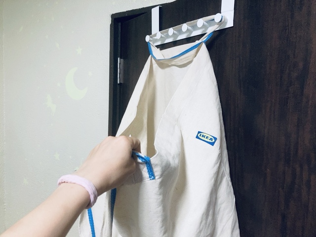 【イケアアイテムでドア掛け収納】スピクラクの耐荷重は15kg。衣類ならたくさん入れられます