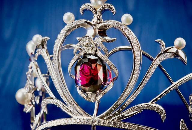 『ベルサイユのばら』マリー･アントワネットのティアラ【PT（プラチナ） ロードライトガーネットダイヤペンダントトップ（正面ペンダントトップ）】