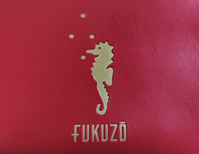 箔押しされたタツノオトシゴ