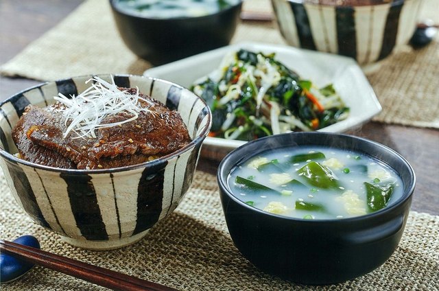 「わかめスープ　牛だし白湯スープ」