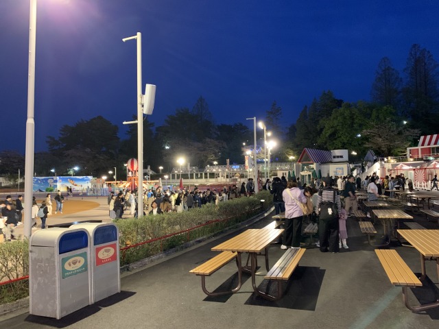 ゾロゾロと参加者たちが園内へ