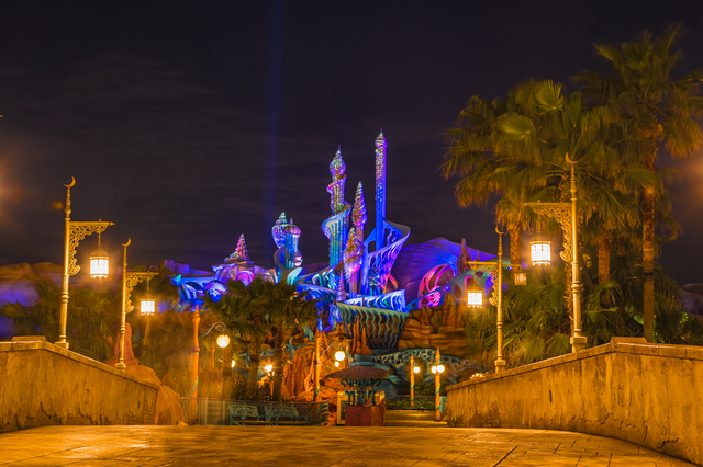 キングトリトン・キャッスルを正面に望む「キングダム・ブリッジ」