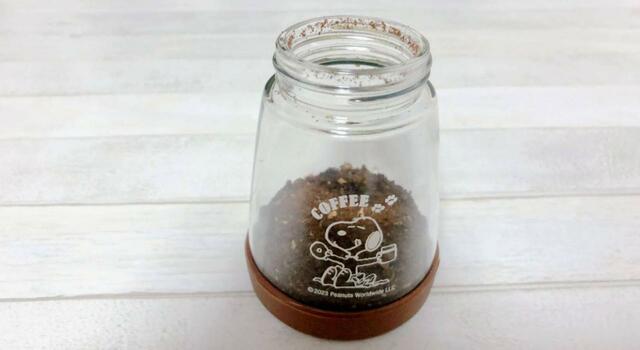 【MonoMaster（モノマスター）5月号特別付録はスヌーピーデザインのコーヒーミルとミニ缶】豆を挽くとスヌーピーが浮き出るようになっています。