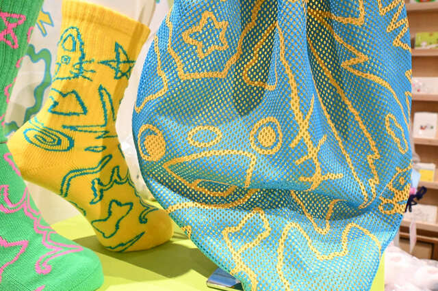 【「誕生50周年記念 ノンタン ずっとともだち!!!」展】ノンタン おでかけナップサック（2,750）／メッシュ生地にキービジュアルを大胆にプリント