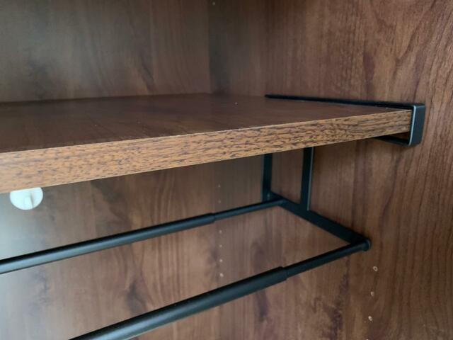 【山崎実業 浮かせる伸縮シューズラック】棚板の厚みは約1.5～2.8cmまで。すき間はあるものの、グラつかない