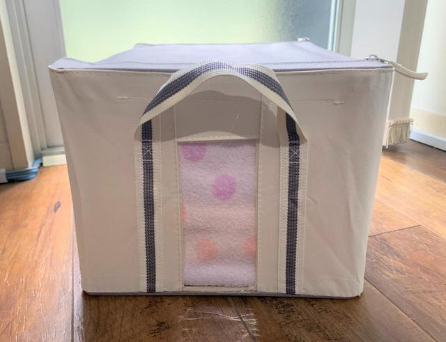 「積み重ねできるストレージボックスM」透明窓がついているので中身が一目瞭然