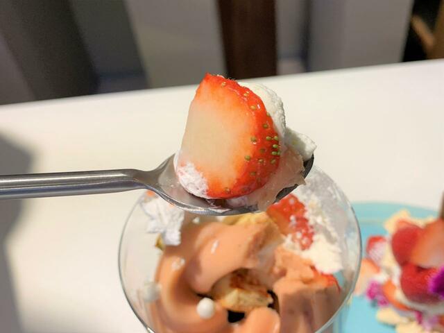 「イチゴのパブロバのパフェ」食べ進めるごとに異なる食材に出合える