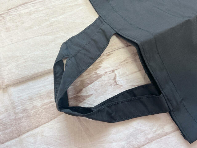 持ち手は短め。腕にかけて持つことができます