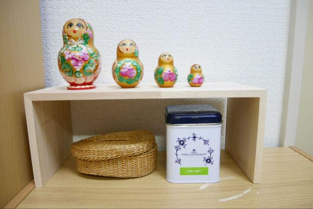 【3COINS 食器棚用コの字収納：Sサイズ】小物のディスプレイにも