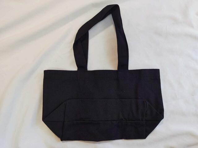 裏面は、シンプルな無地