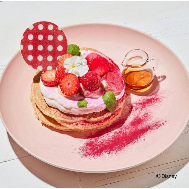 「Disney HARVEST MARKET By CAFE COMPANY（ディズニー ハーベストマーケット バイ カフェ カンパニー）」キュートな料理研究家のピンクベリーパンケーキ 〜Minnie Style〜／2,200 円