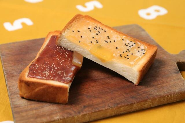 「スライスようかん 焼き芋」<価格:550円(税抜)/594円(税込)>【トーストにのせて焼くだけで最高の朝食!京都の老舗和菓子屋『スライスようかん』に秋限定の『焼き芋』登場!】