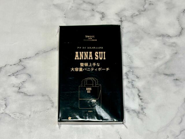 付録は「ANNA SUI(アナ スイ コスメティックス)ななめファスナーがポイント!整頓上手な大容量バニティポーチ」