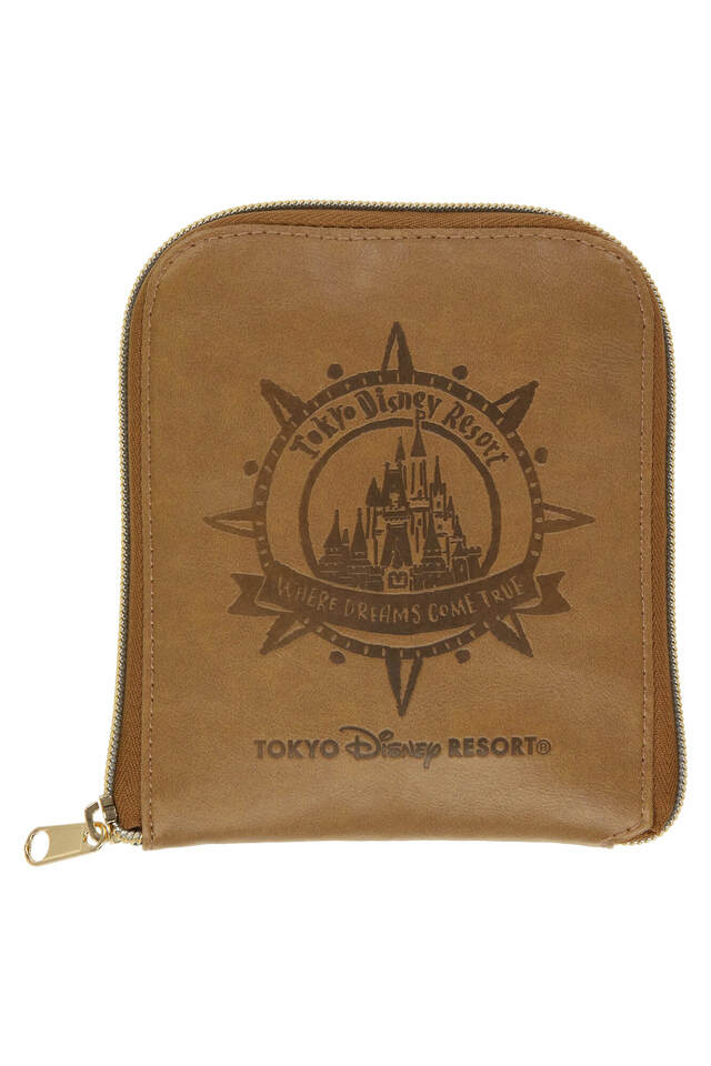 ショッピングバッグ 2,500円｜ミッキーたちが楽しそうに巡っているパークのマップやアイコンをモチーフにしたグッズ｜販売店舗：東京ディズニーランド「グランドエンポーリアム」、東京ディズニーシー「タワー・オブ・テラー・メモラビリア」｜発売日：2024年7月11日（木）