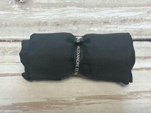 ストラップで留めればこんなにコンパクトに！「ALEXANDRE DE PARIS（アレクサンドル ドゥ パリ）折りたためるフリルトートバッグ」