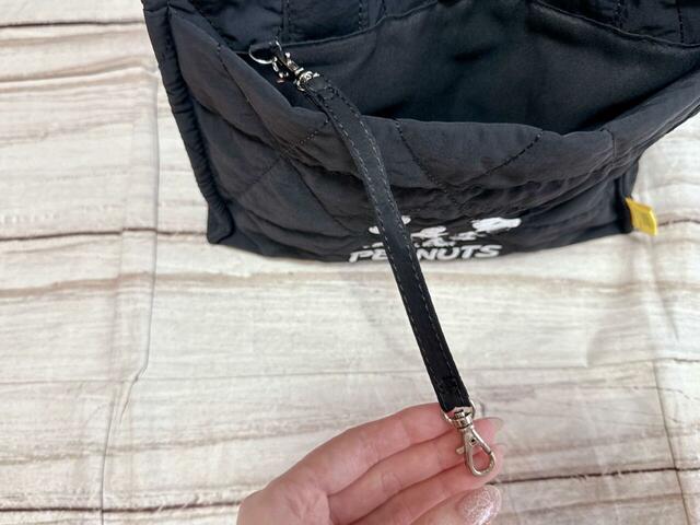 前面ポケットの内側にはストラップがついています