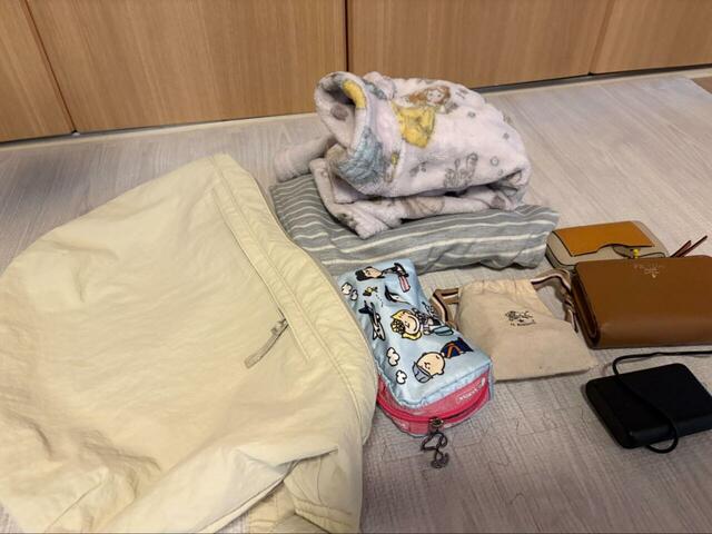 【Uniqlo U ショルダーバッグナイロン】1泊旅行を想定して荷物を入れてみます！⇒