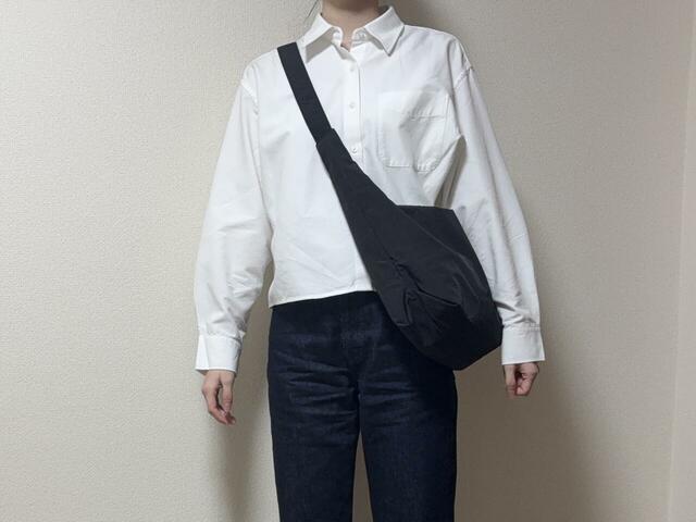 【GU ソフトナイロンクロスボディバッグ】バッグ自体も約210gととても軽いので、実際に荷物を入れて持っても負担を感じません！