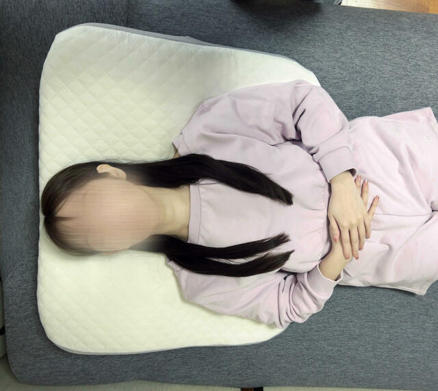 身長155cmの筆者が寝てみた図。腰までしっかり支えられているのがわかります！