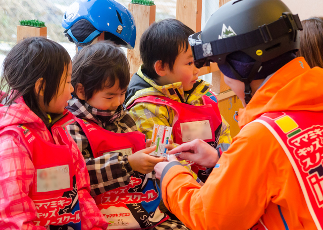 レッスンの成果を踏まえて、レベル認定! 子どもたちの満ち足りた表情が印象的|ママミキーキッズスノースクール