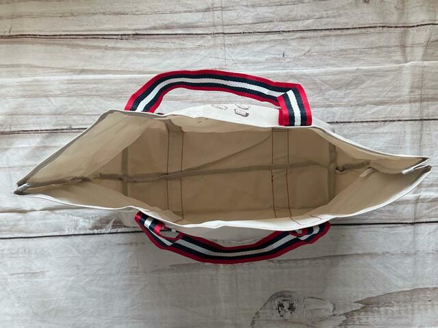 内側はポケットや仕切りなどがないシンプルな作り