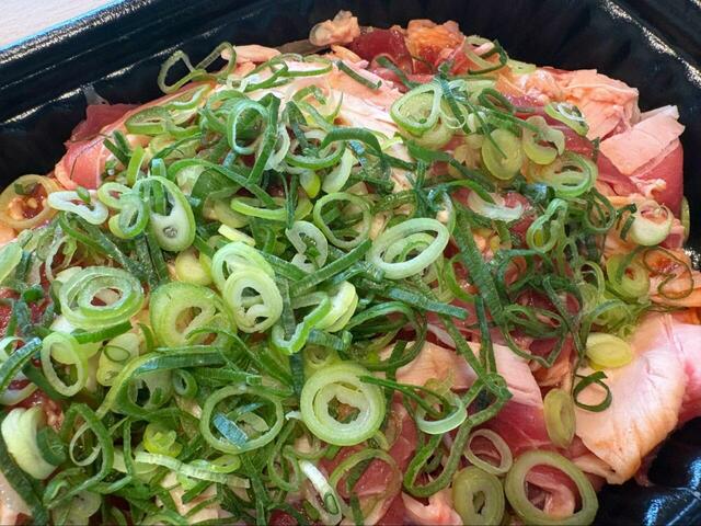【ロピア ロピアアンガス牛プルコギ味付焼肉用 豪州産】たっぷりネギと絡めてフライパンで炒めるだけ、忙しい日にもパッと本格味♪