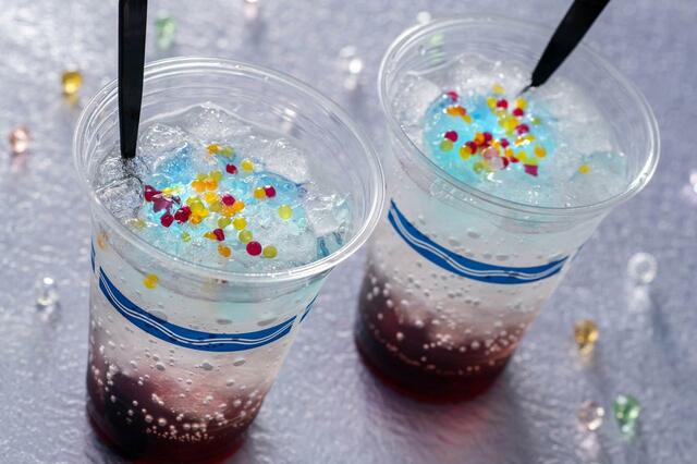 スパークリングカクテル（ジン＆バイオレットシロップ） 780円｜東京ディズニーリゾート40周年“ドリームゴーラウンド”スペシャルメニュー