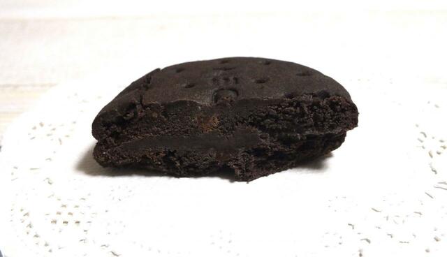 【カルディ】豆乳ビスケットチョコクリーム　チョコチップ、豆乳、ココアを練り込んだビスケット