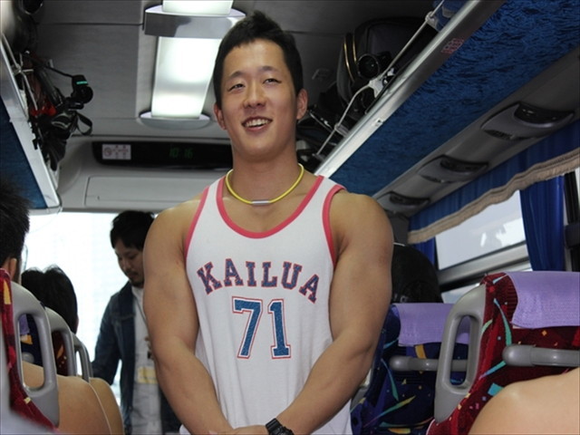 マッチョたちの自己紹介タイム。最後は自慢のポーズでシメ！ 