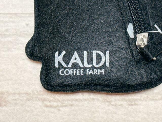 【カルディ　ハロウィン黒ネコペンケース】左下部には「KALDI」のロゴプリント入り！