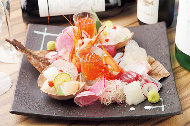 円山 旬(円山エリア） お刺身盛り合わせ（6種から） 1980円～ アワビ、ウニ、イカ、ニシンなど季節ごとに獲れる泊漁協の魚介類を中心に味わえる、鮮度自慢の一皿。