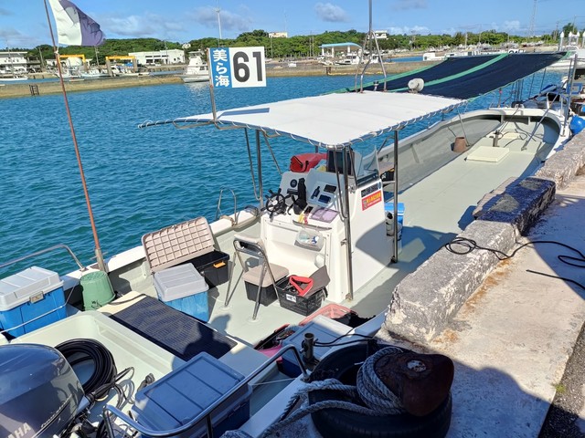 八重干瀬のシュノーケリングに向かう船