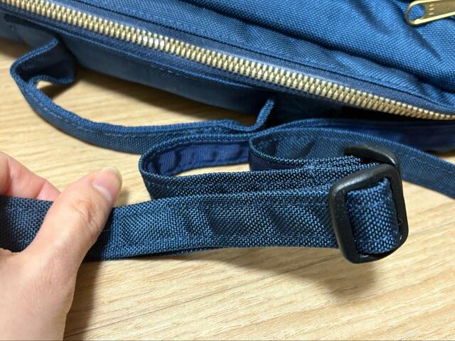 【mont-bell　50th ショルダーバッグ】ショルダーベルトもバッグの生地と同じ素材のため、カジュアルにならずレトロな雰囲気を保っています◎