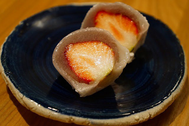 こちらもさっぱりこし餡に薄くのばしたお餅で苺の酸味がよく合います。　鈴懸　みがき苺大福　313円