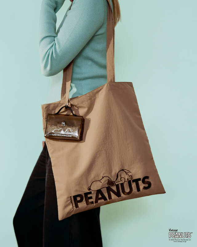 【PEANUTS×コスメキッチン】Cosme Kitchen＜PEANUTS＞エンブロイダリートートバッグ　ブラウン 2,970円／全て刺繍で表現された大胆なデザインが特徴のトートバッグ