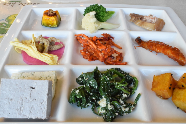 ３×３のプレートが用意されているので、おかず選びが楽しい『ハッピー・ステーション母岳店』