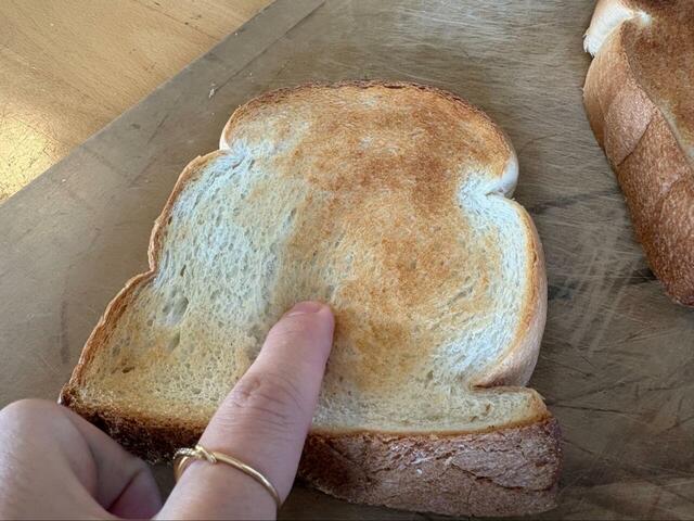 【ロピア 7/7食パン】トースト後でも指で押すとしっかり弾力が戻ってきます、外側がカリッと焼き上がっても中のもっちり感がきちんと残っているのが確認できました!