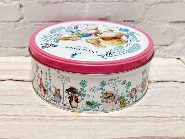 【カルディ／ピーターラビット　ラウンドティン　チョコチップクッキー】よく見ると…こねこのトムも登場しています！