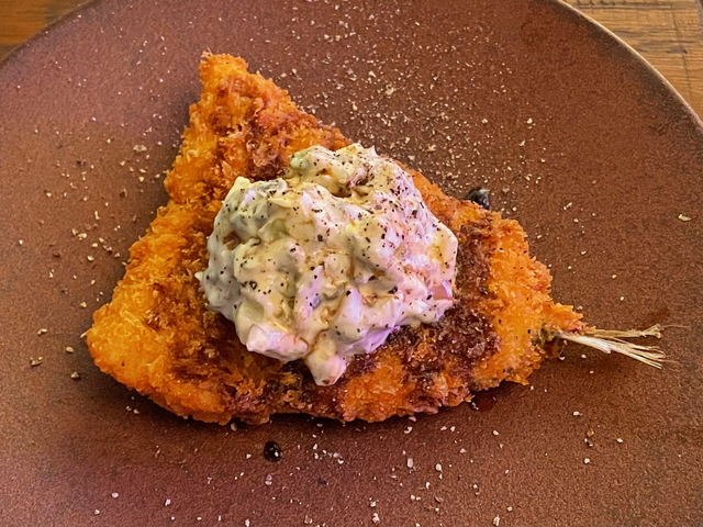 【ザ・ニューワールド】ソースとタルタルソースがかかった「アジフライ」