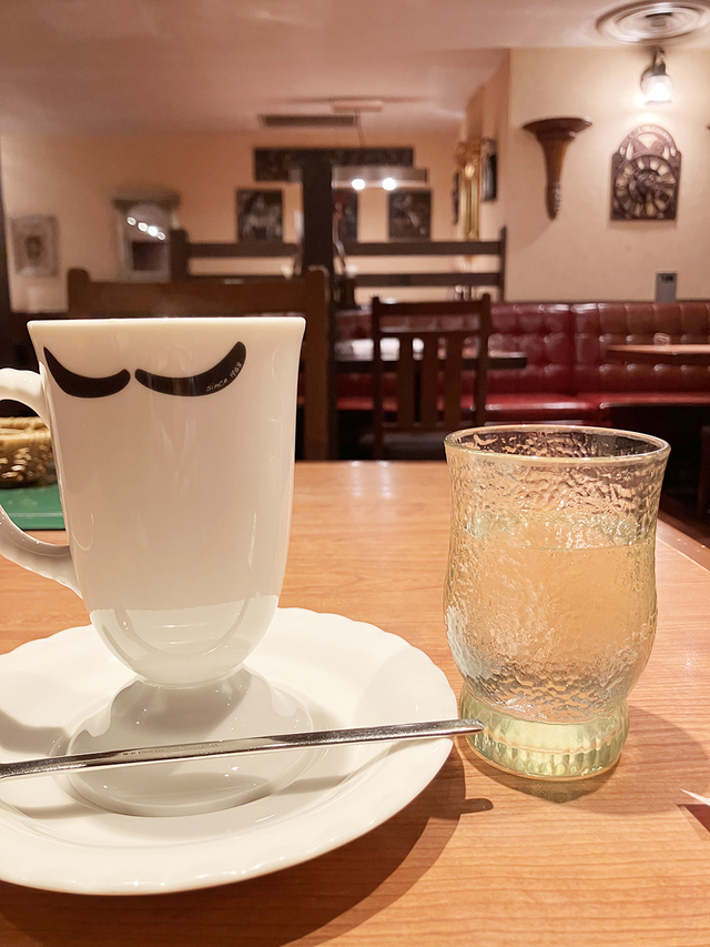 びくドンのコーヒーカップは足の高さが特徴。でも胴体部分も長めですよね。