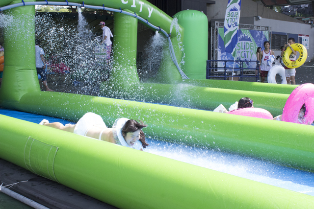 スライドザシティーに参加した水着美女たち