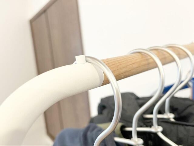 【山崎実業 tower スリムコートハンガー】手前には突起が付いているため、ハンガーが滑り落ちる心配なし！