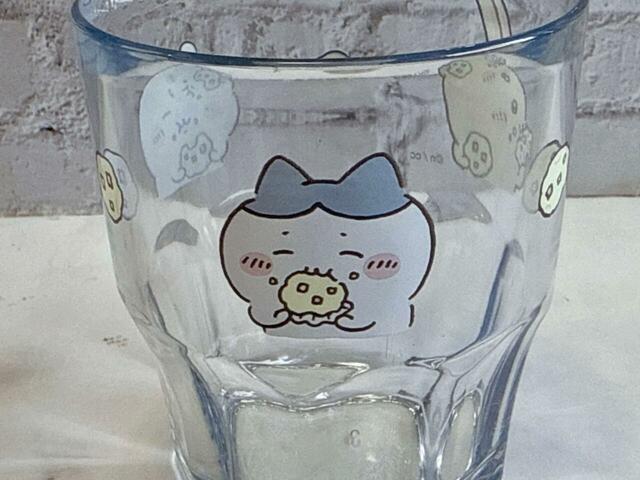 ハチワレもいもむしパンをパクリ。ほっぺの横についてしまってるのがかわいすぎませんか…