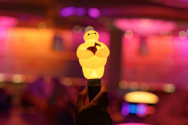 光るおもちゃ 3,200円|東京ディズニーリゾート「サマー・クールオフ at Tokyo Disney Resort」グッズ|販売店舗:東京ディズニーランド「ディズニー&カンパニー」|発売日:2026年7月1日(水)